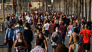 بعد 48 يوما من العزل.. الإسبان يعودون إلى الشارع للتنزه وممارسة الرياضة