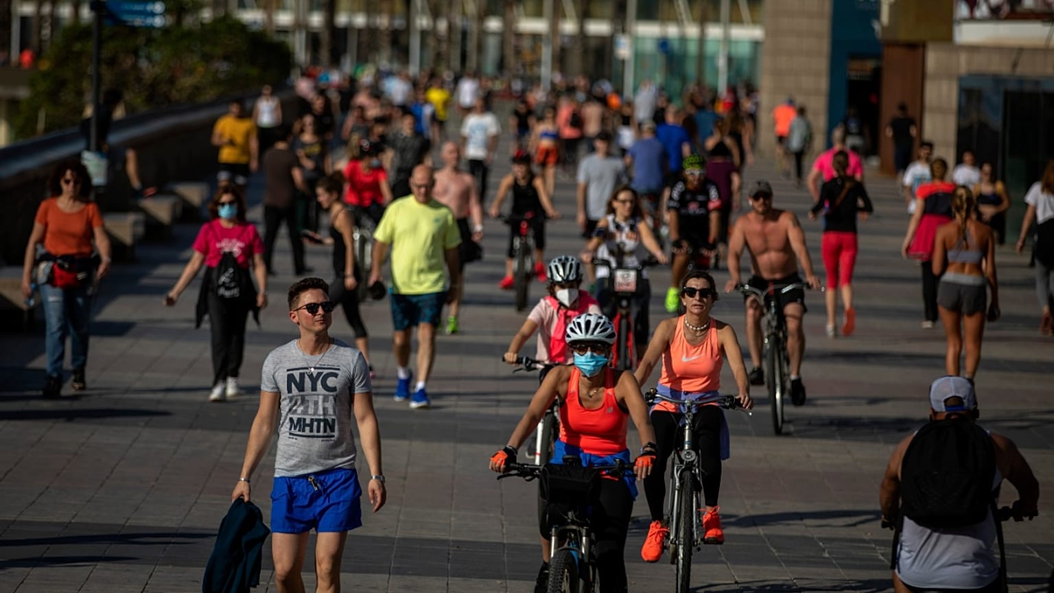 Des Espagnols profitent du beau temps à Barcelone alors que le confinment a été allégé dans la ville, le 3 mai 2020