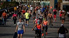 Des Espagnols profitent du beau temps à Barcelone alors que le confinment a été allégé dans la ville, le 3 mai 2020