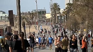 Espanhóis voltam a sair e enchem ruas