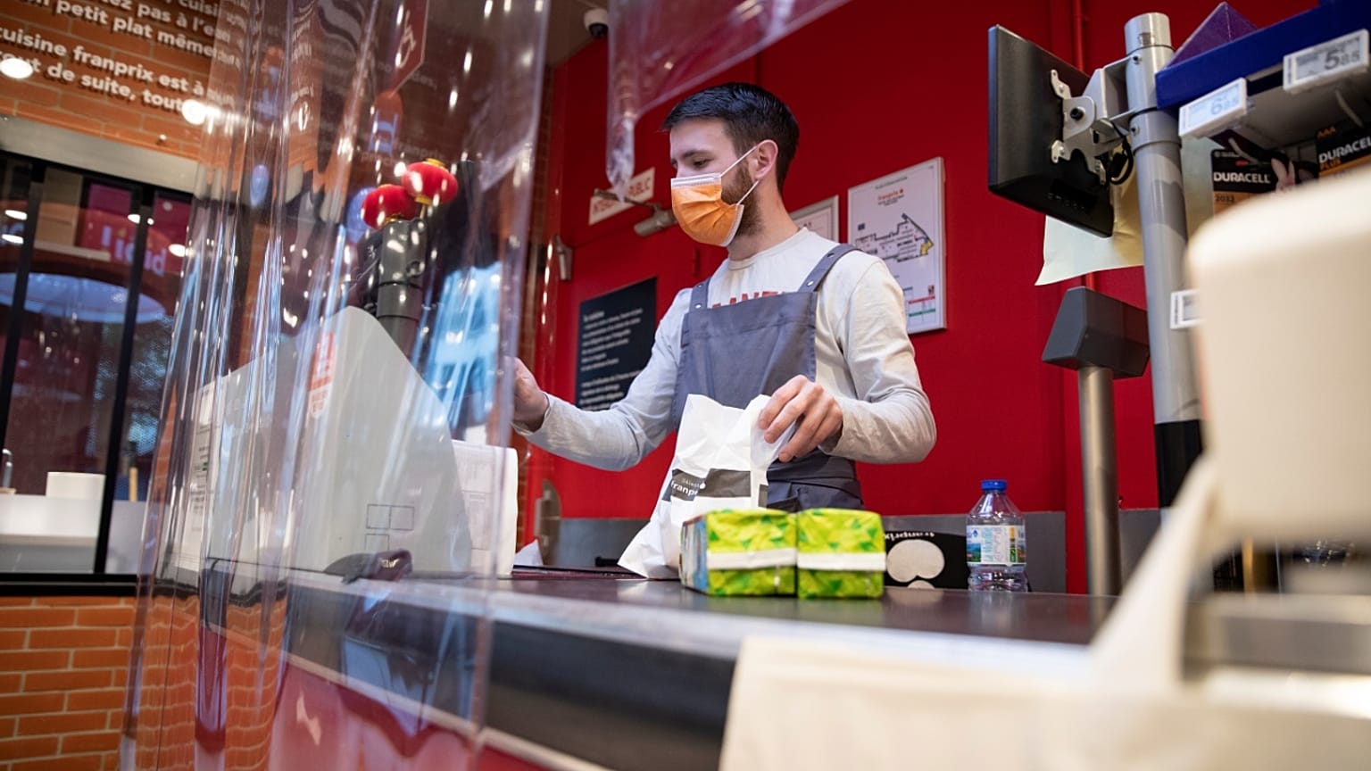 Covid-19, milioni di mascherine in vendita nei supermercati francesi: perché prima non si trovavano?