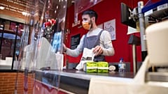 Illustration - Un caissier porte un masque dans un supermarché de Paris, le 8 avril 2020
