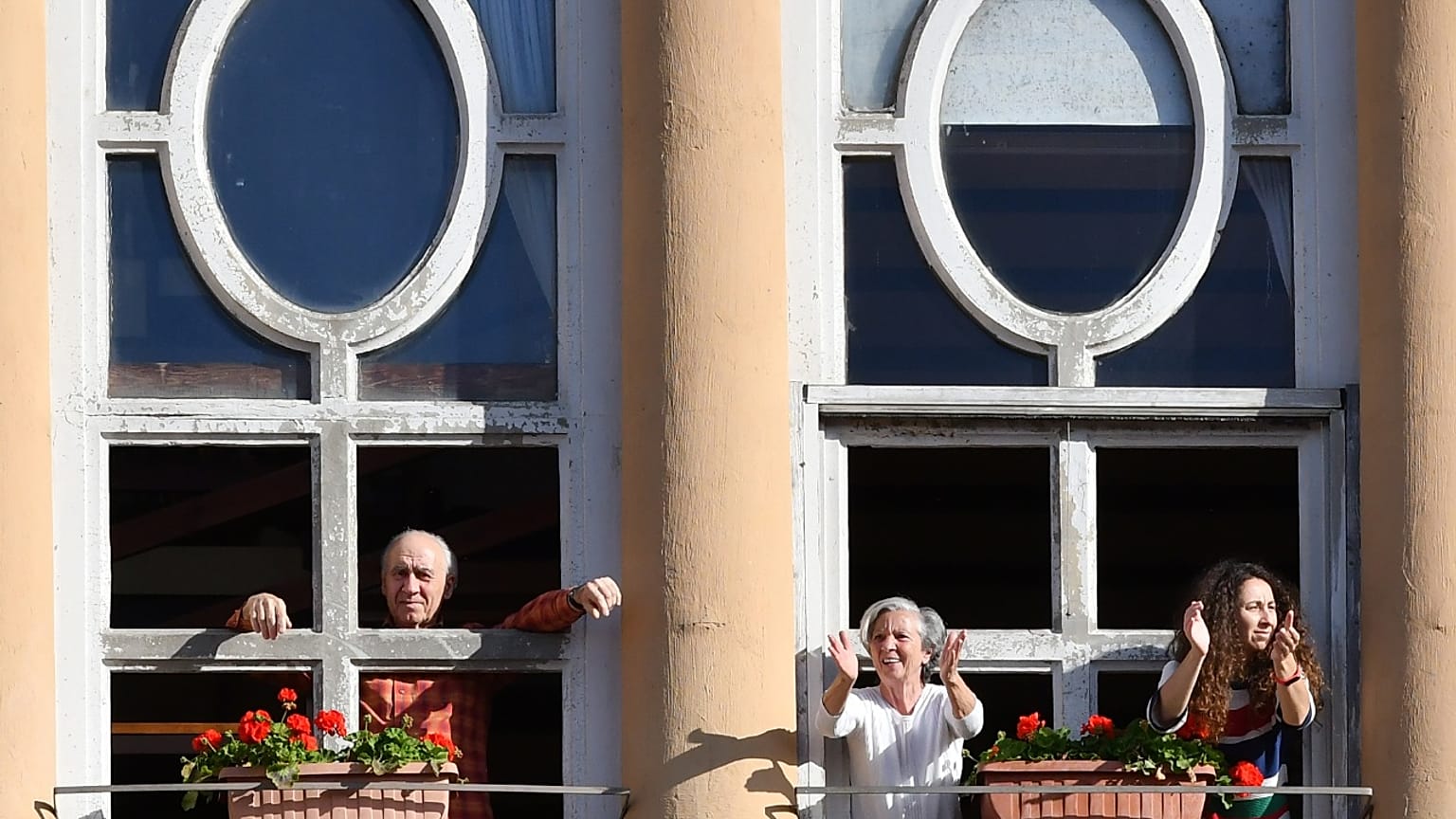 Des habitants de Rome applaudissent pendant un flash mob lors de la phase 2 du déconfinement en Italie, le 03 mai 2020