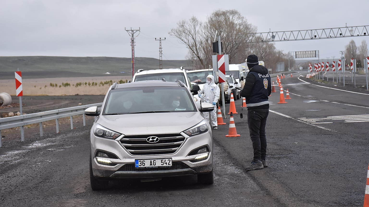  Kars'ta polis ekipleri, kentin girişlerinde denetimlerini sürdürüyor 