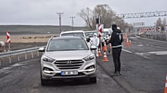  Kars'ta polis ekipleri, kentin girişlerinde denetimlerini sürdürüyor 