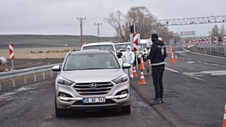  Kars'ta polis ekipleri, kentin girişlerinde denetimlerini sürdürüyor 