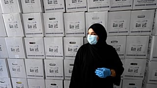 في إطار حملة دبي لتوزيع وجبات طعام خلال شهر رمضان