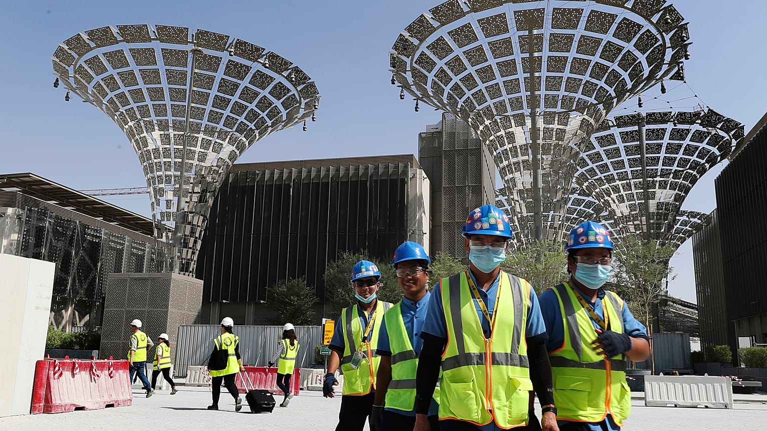 فنيون في معرض إكسبو 2020 في دبي، الإمارات العربية المتحدة.
