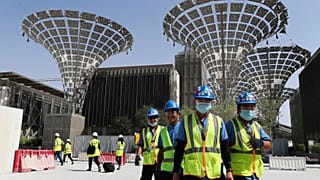 فنيون في معرض إكسبو 2020 في دبي، الإمارات العربية المتحدة.