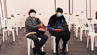 Dos pacientes esperan para ser atendidos en un hospital de Quito