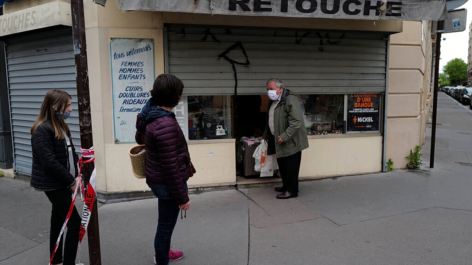Esperando para comprar mascarillas de algodón en Francia este domingo 