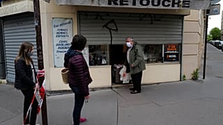 Esperando para comprar mascarillas de algodón en Francia este domingo