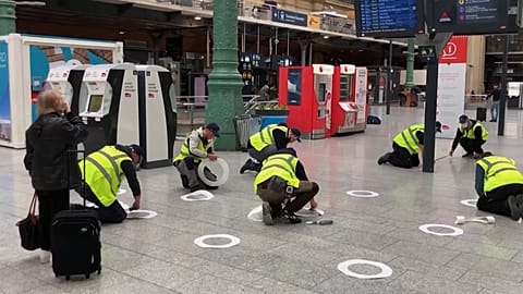 Zeichen am Boden: Paris bereitet sich auf den 11. Mai vor