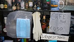 Surfer in Portugal: Spaß mit Sicherheitsabstand