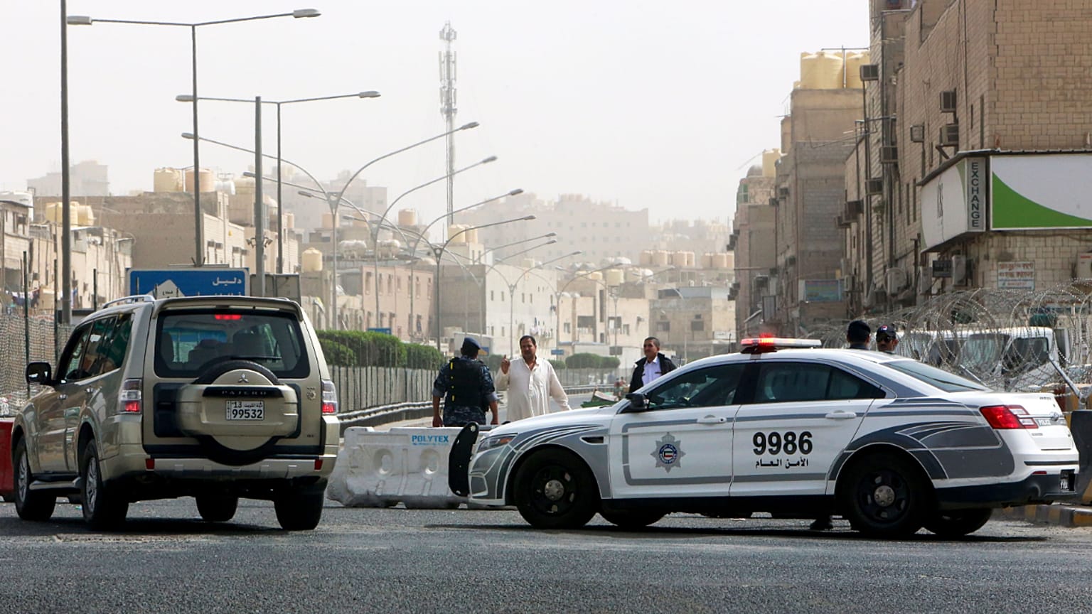 الكويت تفض مظاهرة لعمال مصريين علقوا بعد فقدان وظائفهم بسبب كورونا