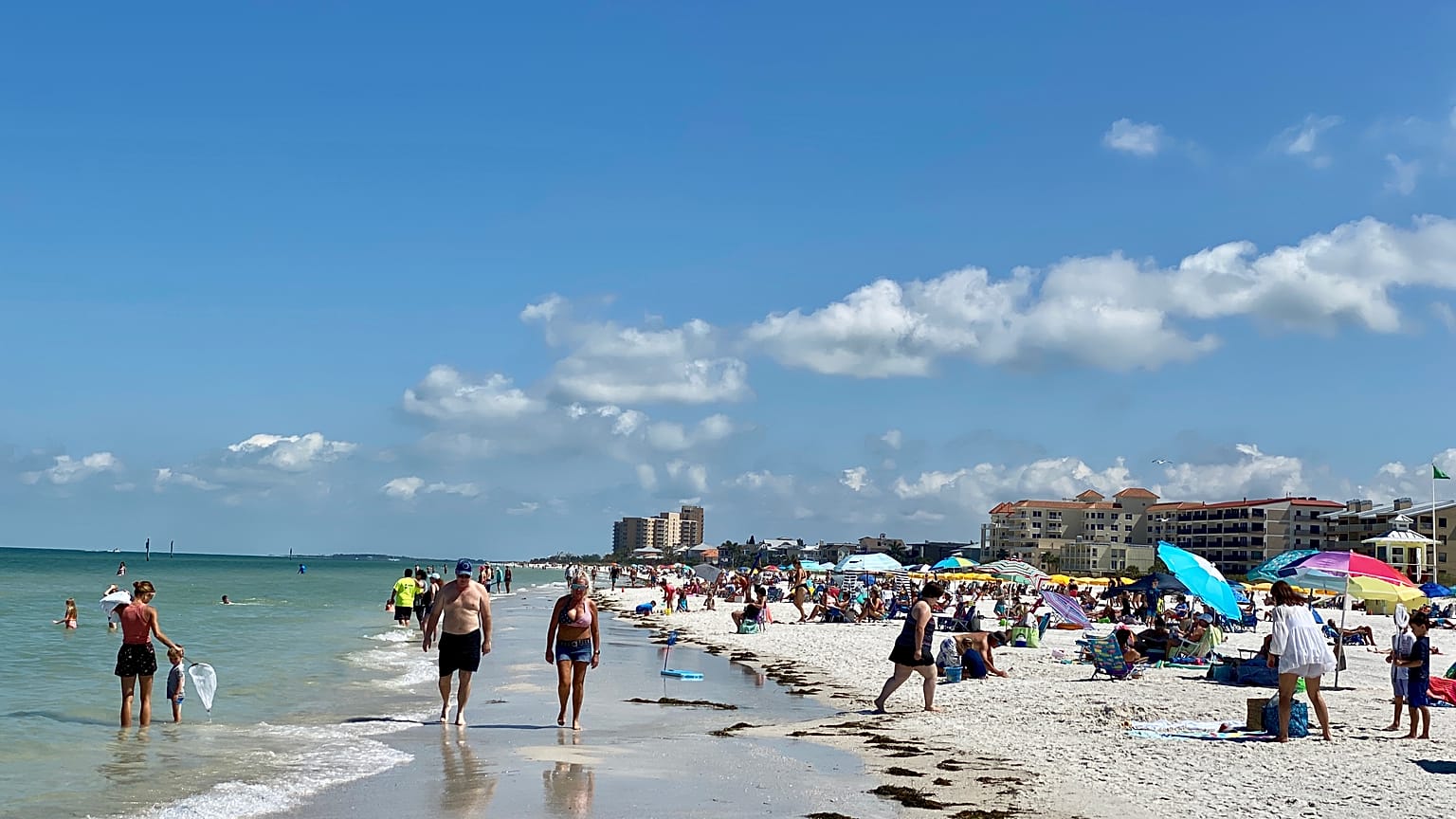 Las playas de Florida se llenan en el primer día de apertura