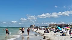 Las playas de Florida se llenan en el primer día de apertura
