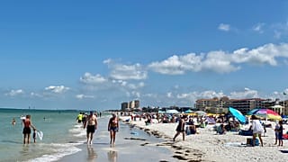 Las playas de Florida se llenan en el primer día de apertura