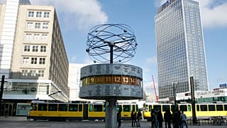 Die Weltzeituhr auf dem Alexanderplatz in Berlin am Montag, 9. Maerz 2009.