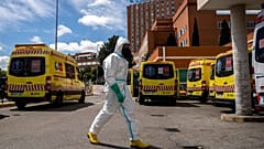 Un miembro de la Unidad Militar de Emergencias se dispone a desinfectar el hospital 12 de Octubre de Madrid
