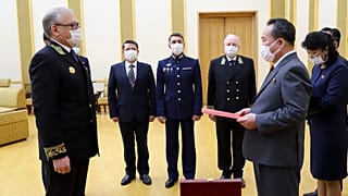 Rusya Devlet Başkanı Putin'den Kuzey Kore lideri Kim Jong-un'a madalya