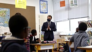 Le président français Emmanuel Macron dialogue avec des écoliers de Poissy - département des Yvelines -, le 5 mai 2020