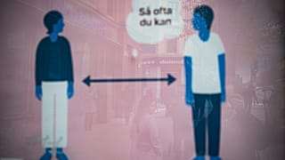  Медицинские службы в Швеции учат людей держаться на расстоянии двух метров друг от друга.