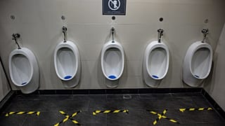Social Distancing in einer öffentlichen Toilette