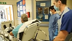 COVID-19: el Reino Unido supera a Italia en número de muertos 