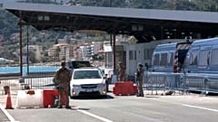 Le acrobazie dei frontalieri mentre si allenta il lockdown