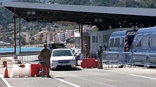 Le acrobazie dei frontalieri mentre si allenta il lockdown