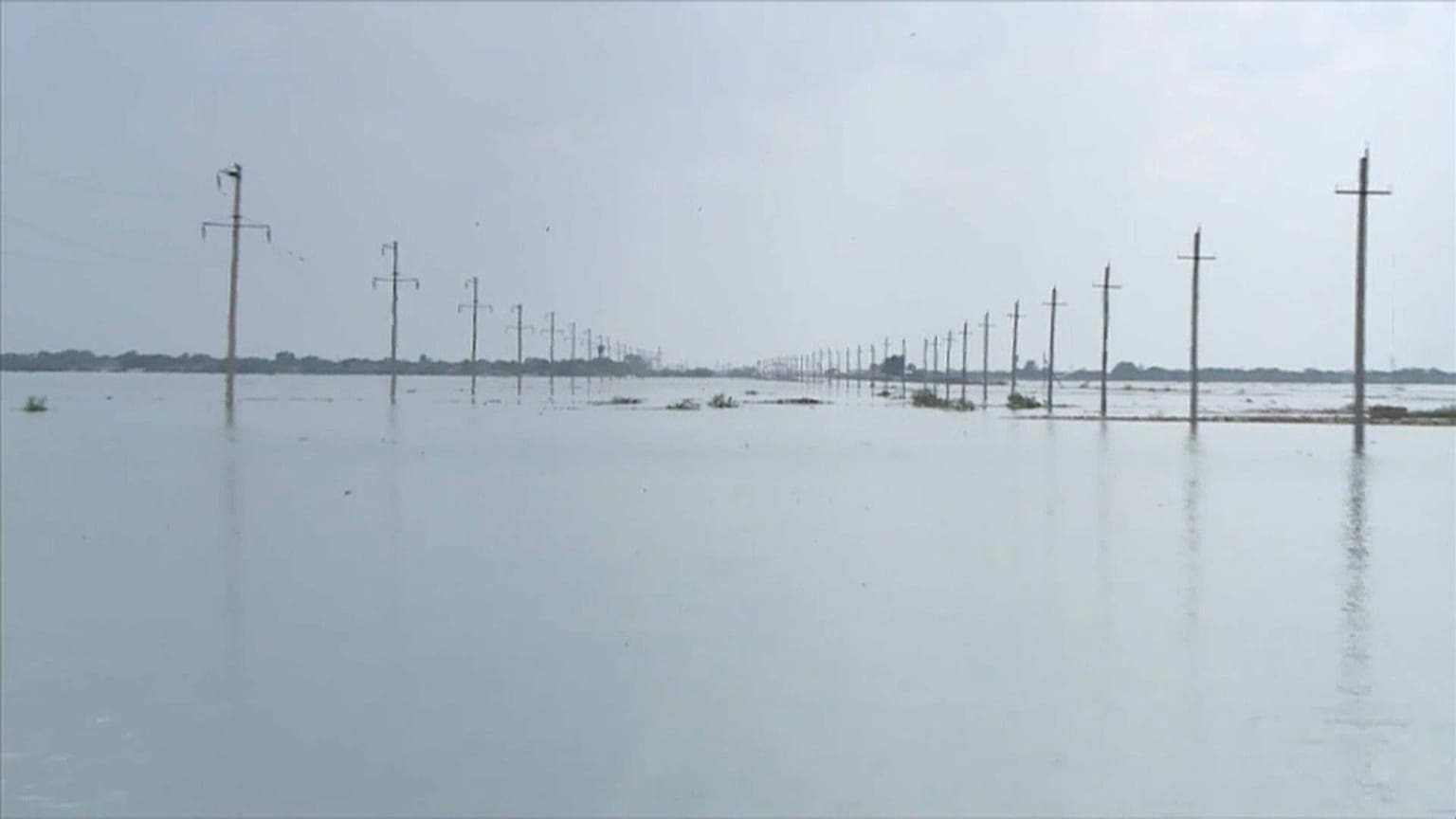 Наводнение в Казахстане: вода не уходит