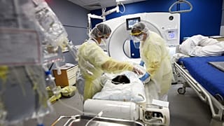 Un patient atteint du Covid-19 passant un IRM à l'Hôpital Jean Bernard à Valenciennes, dans le nord de la France, le 5 mai 2020.