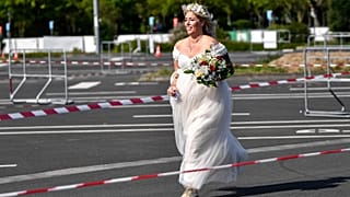 "Коронавирусная" автосвадьба за стеклом