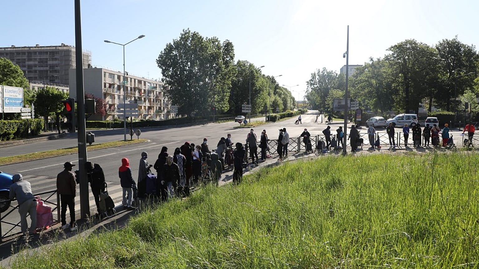 Schlange stehen für Lebensmittel: Für viele Menschen Alltag in den Pariser Vororten.