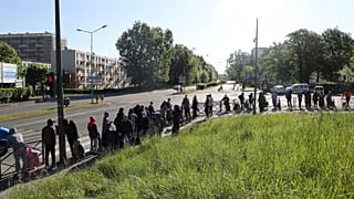 Schlange stehen für Lebensmittel: Für viele Menschen Alltag in den Pariser Vororten.