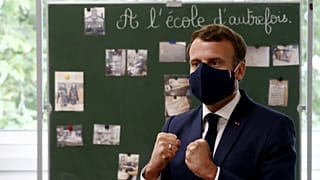 Emmanuel Macron, président de la République française en visite dans une école primaire de Poissy, porte un masque arborant le drapeau français, le 5 mai 2020
