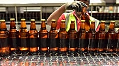 Biraları kontrol eden çalışan