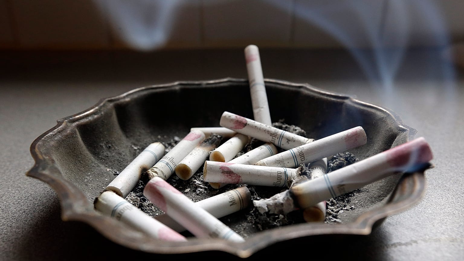 El Ministerio de Sanidad español advierte que fumar no protege del coronavirus