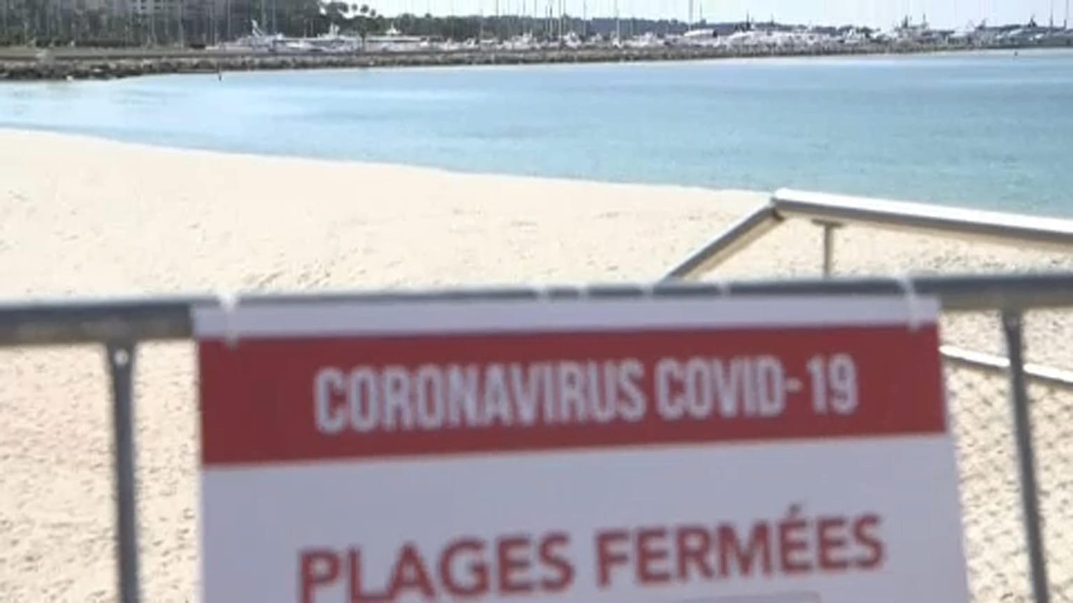 Ein gesperrter französischer Strand an der Côte d'Azur 
