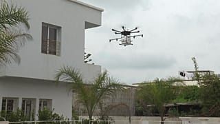 طائرة مسيرة تقوم برش مادة معقمة في المغرب