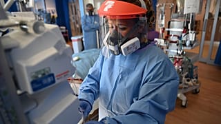 Британские медики в реанимации с пациентом, больным COVID-19