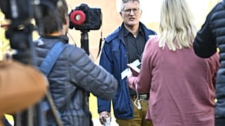 El epidemiólogo Anders Tegnell, convertido en una celebridad, habla a los reporteros.