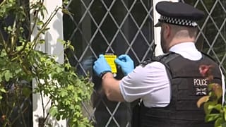 Policías y voluntarios visitan a los mayores que viven solos durante el confinamiento