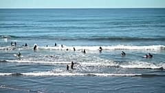 El surf como tabla de salvación para niños pobres en El Salvador