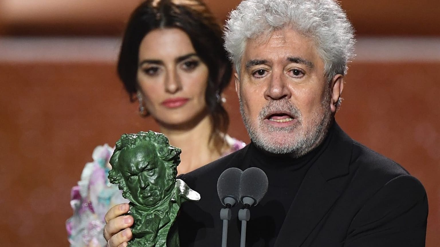 Pedro Almodóvar y Penélope Cruz están entre los firmantes 