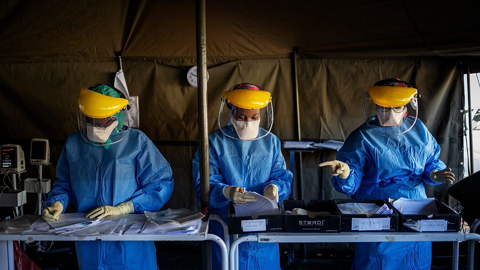Médicos preparam testes para o novo coronavírus