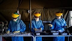 Médicos preparam testes para o novo coronavírus
