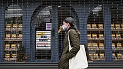 سيدة أمريكية تضع كمامة للوقاية من فيروس كورونا