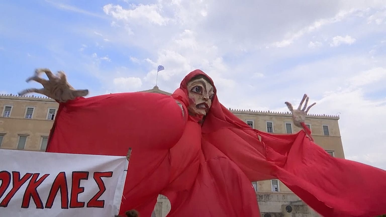 شاهد.. مظاهرات للفنانين في اليونان طلبا للدعم الحكومي